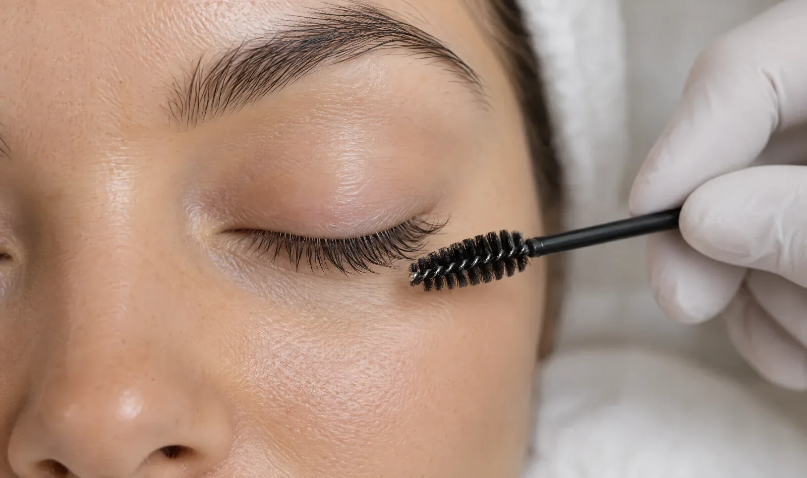 Wimpern nach Extensions aufbauen