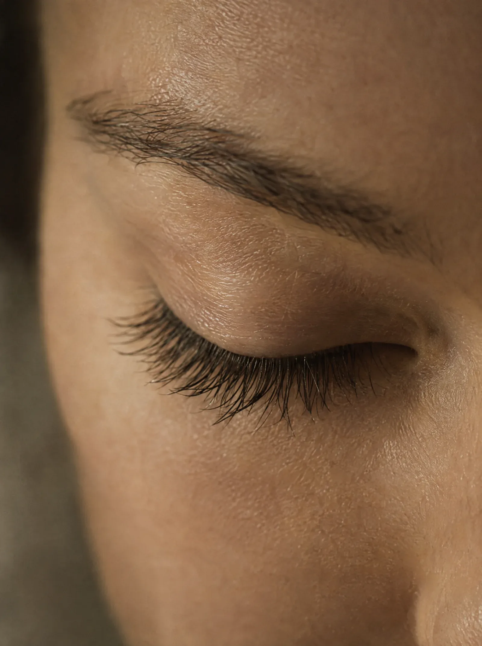 Makroaufnahme natürlicher Wimpern im seitlichen Licht